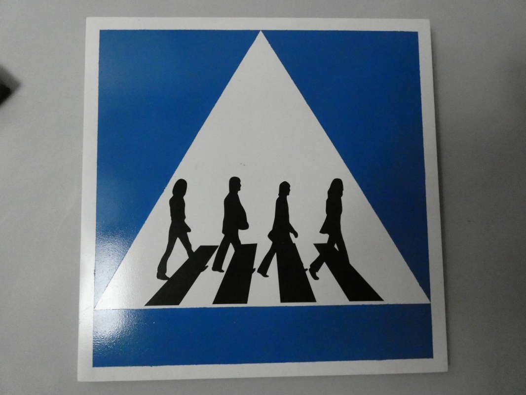 Cuadro realizado en madera e DM con imitando señal de tráfico con imagen de los Beatles. MEDIDAS 51x51cm