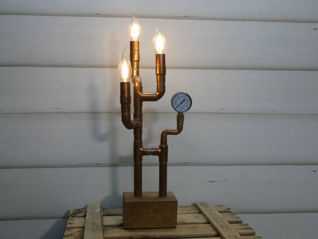 Lámpara realizada en cobre, montada sobre taco de madera de palet reciclado. Decoración industrial. MEDIDAS Ancho 20cm X Alto 50cm X Fondo 15cm
