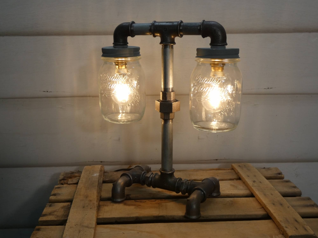 Lámpara realizada con hierro en su color y tarros de conserva. Diseño industrial, ideal para cualquier decoración. MEDIDAS Ancho 28cm X Alto 34cm X Fondo 14cm