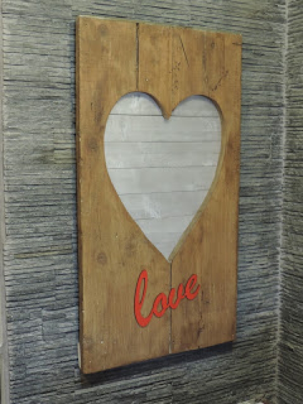En madera de encofrar antigua y palets en plata. Realizado por: Aquilino Gómez Medidas: 90×49 cm.