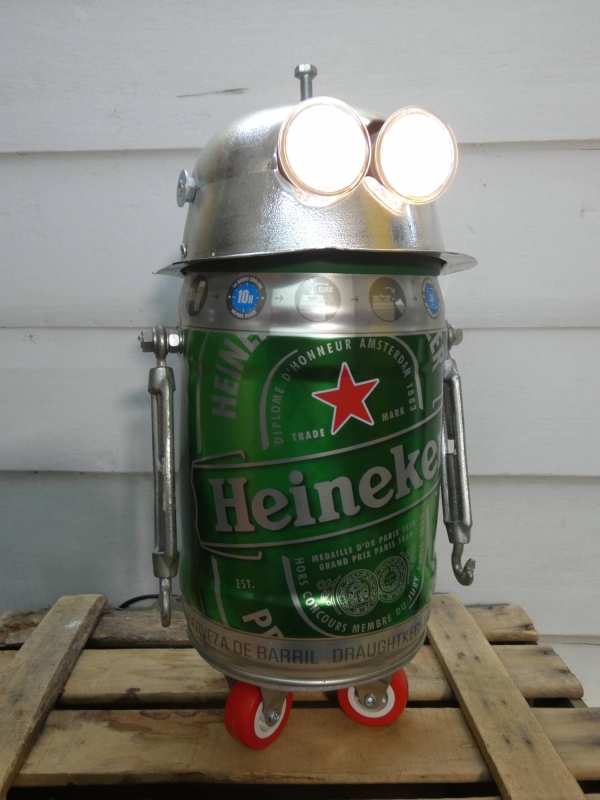 Escultura lámpara robot realizada con material reciclado, barril de cerveza, tensores, carcasa de dowligh y piezas varias de PVC y ferretería, ideal para cualquier tipo de decoración. MEDIDAS: Ancho 20 cm X Alto 45 cm 