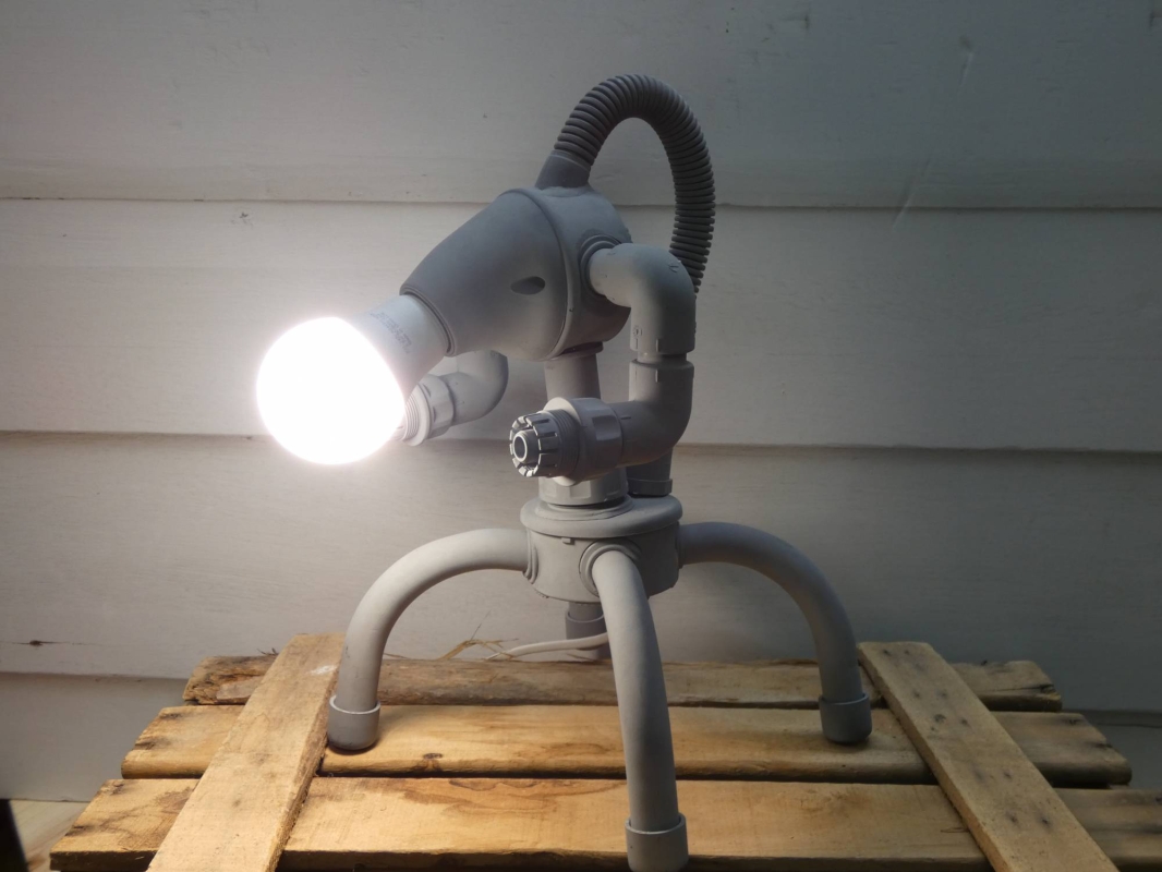 Escultura lámpara robot realizada con PVC, piezas de fontanería y electricidad, línea robot terminator  futurista efecto oxido. MEDIDAS: Ancho 25 cm X Alto 33 cm X Fondo 21 cm Bombilla incluida