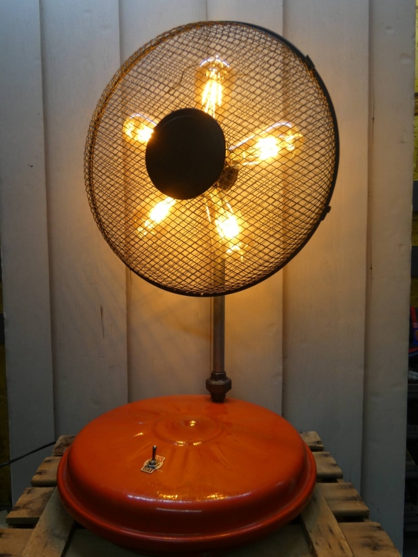 Lámpara realizada con material reciclado, un antiguo ventilador y un vaso de expansión de una caldera, utilizando piezas de hierro y acoplándole un interruptor tipo vintage. MEDIDAS:  Ancho 44 cm X Alto 71 cm X Fondo 39 cm