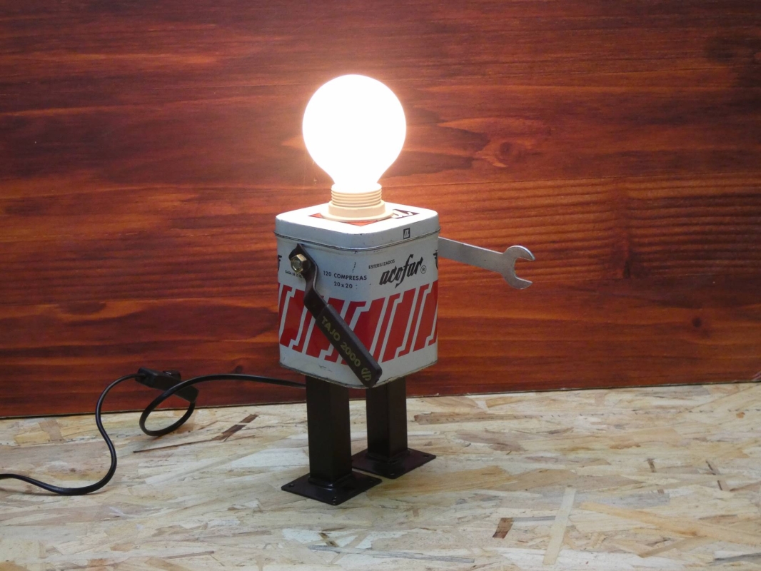 Escultura lámpara robot, realizada con material reciclado, antigua lata de gasas y piezas de fontanería. MEDIDAS: Ancho 16 cm X Alto 33 cm 
