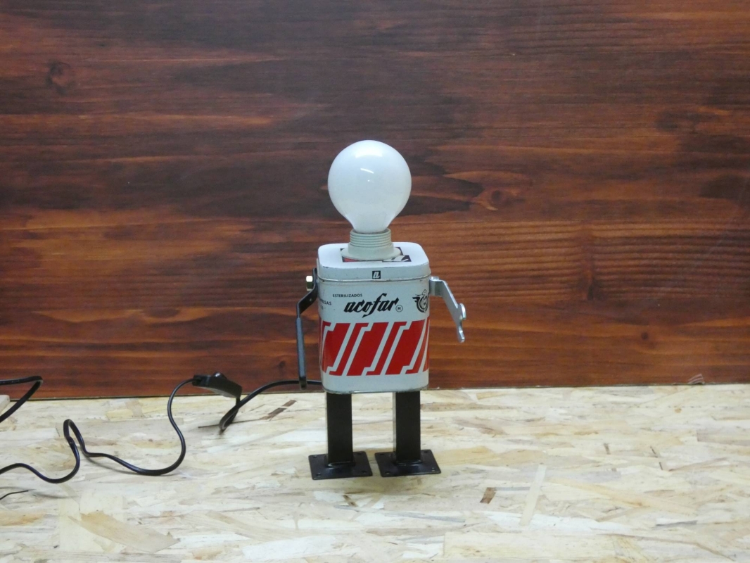 Escultura lámpara robot, realizada con material reciclado, antigua lata de gasas y piezas de fontanería. MEDIDAS: Ancho 16 cm X Alto 33 cm 