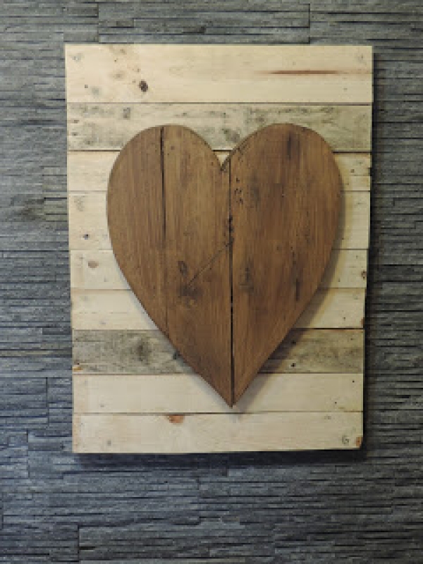 Cuadro corazón exterior en madera de encofrar con fondo de palets en crudo barnizado con lasur incoloro. Realizado por: Aquilino Gómez Medidas: 68×50 cm. Precio: 110 €