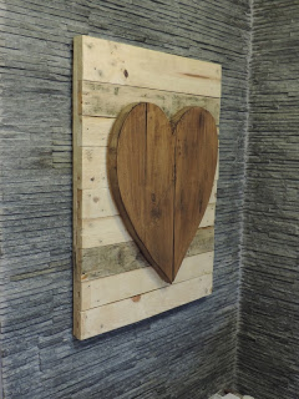 Cuadro corazón exterior en madera de encofrar con fondo de palets en crudo barnizado con lasur incoloro. Realizado por: Aquilino Gómez Medidas: 68×50 cm. Precio: 110 €