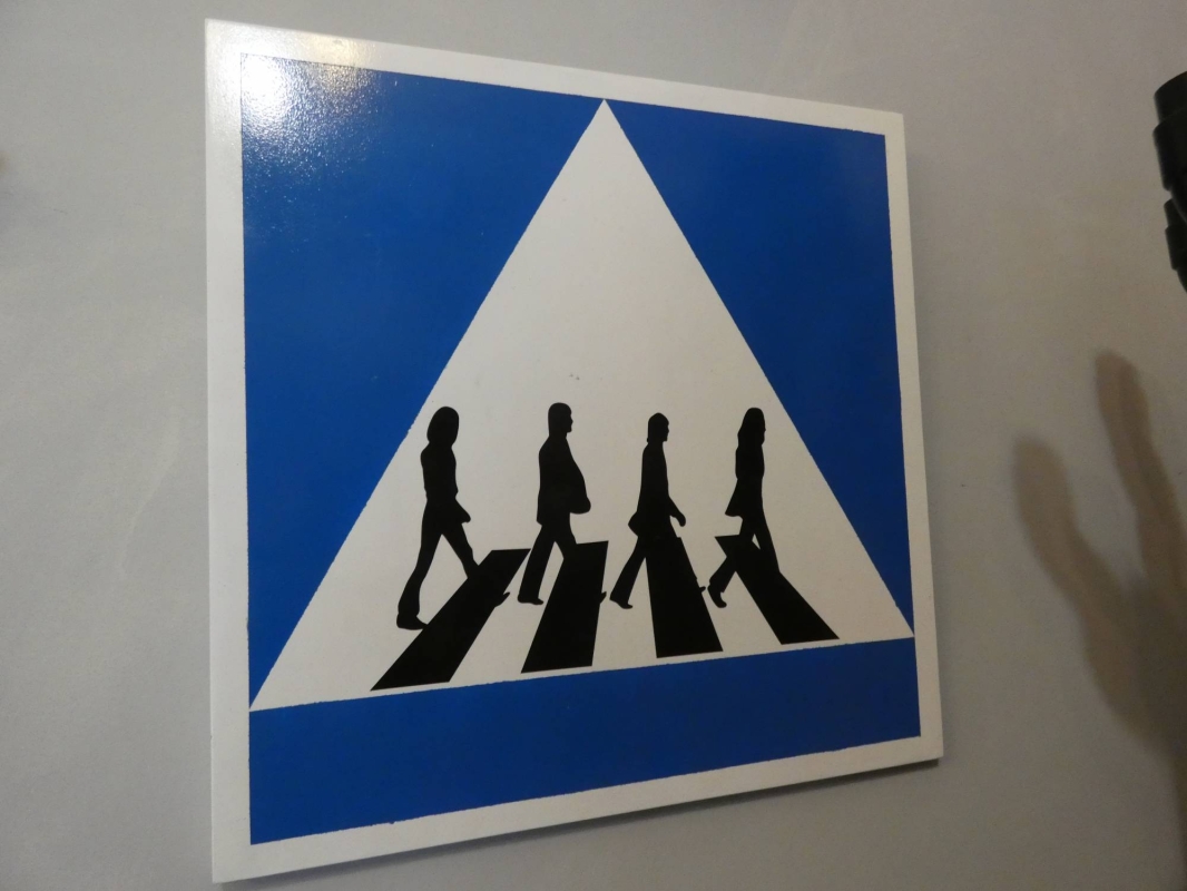 Cuadro realizado en madera e DM con imitando señal de tráfico con imagen de los Beatles. MEDIDAS 51x51cm
