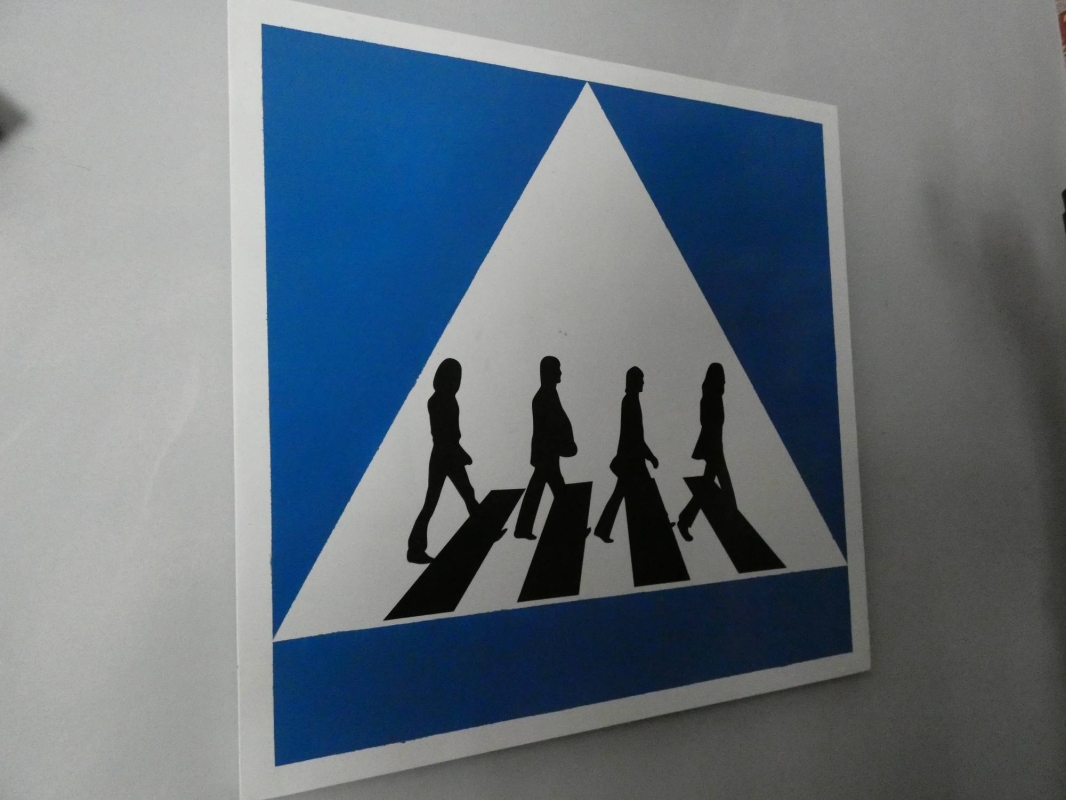 Cuadro realizado en madera e DM con imitando señal de tráfico con imagen de los Beatles. MEDIDAS 51x51cm