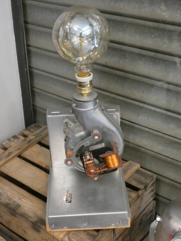 Lámpara diseño Steampunk realizada con pieza reciclada de caldera. Con base de madera  y detalle de interruptor tipo vintage industrial. MEDIDAS: Ancho 20 cm X Alto 35 cm X Fondo 30 cm