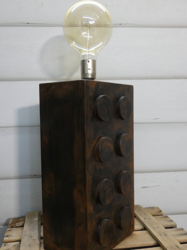 Lampara en madera tipo pieza de lego en efecto oxido. MEDIDAS Ancho 21cm X Alto 46cm X Fondo 14cm