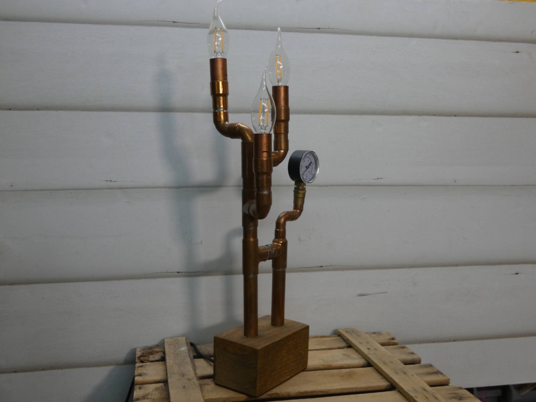 Lámpara realizada en cobre, montada sobre taco de madera de palet reciclado. Decoración industrial. MEDIDAS Ancho 20cm X Alto 50cm X Fondo 15cm