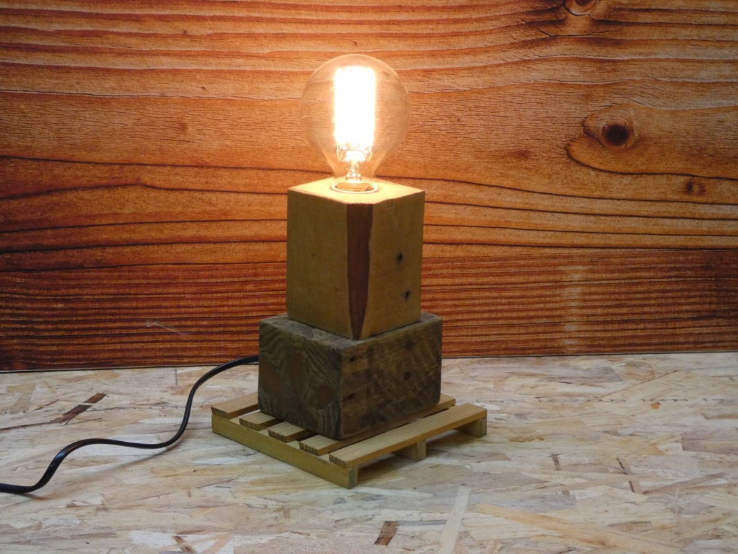 Lámpara de dos tacos de madera de palet reciclada montada sobre miet hecho con listones de madera en varios colores personalizables
