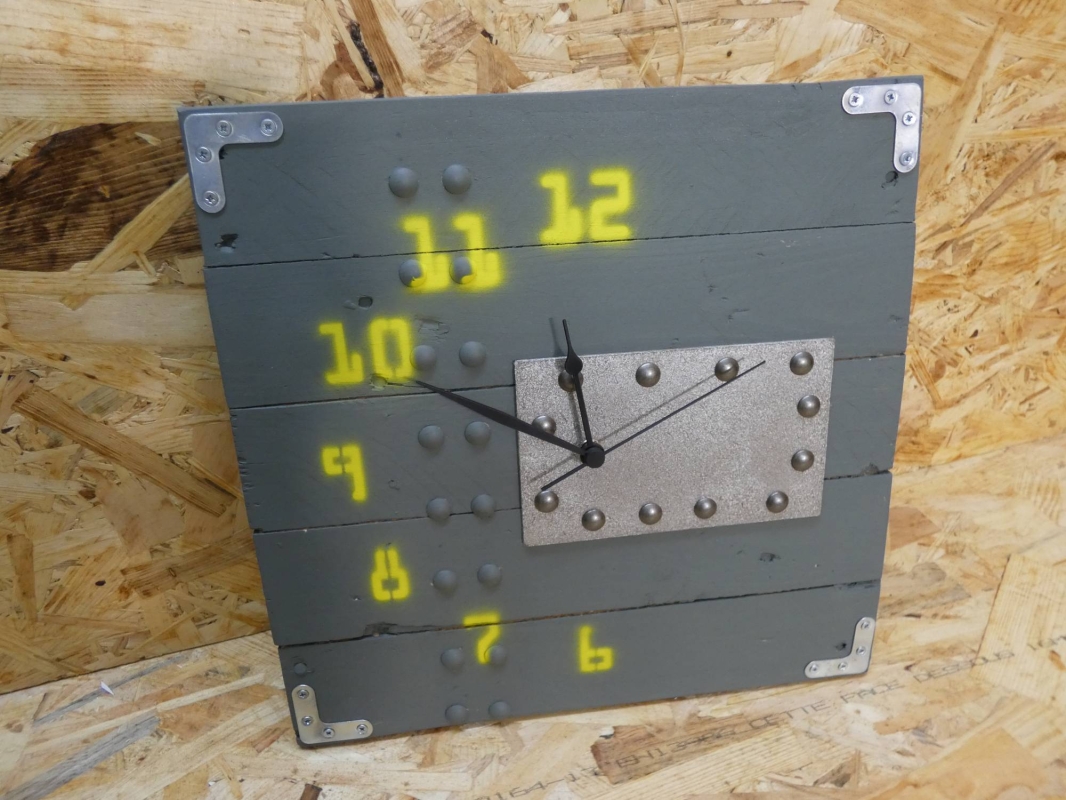 Reloj madera de palets reciclada, diseño industrial mod. militar. Medidas: 30x30cm.