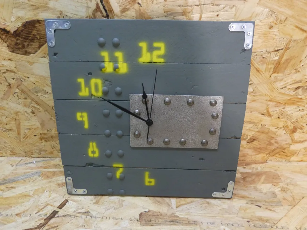 Reloj madera de palets reciclada, diseño industrial mod. militar. Medidas: 30x30cm.