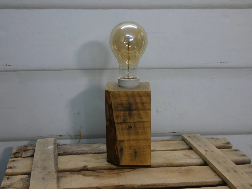 Lámpara realizada con taco de madera de palet reciclado, una pieza única porque no hay dos tacos iguales.