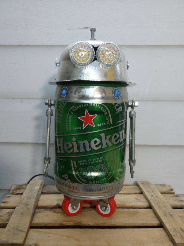 Escultura lámpara robot realizada con material reciclado, barril de cerveza, tensores, carcasa de dowligh y piezas varias de PVC y ferretería, ideal para cualquier tipo de decoración. MEDIDAS: Ancho 20 cm X Alto 45 cm 