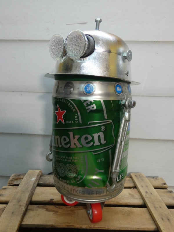 Escultura lámpara robot realizada con material reciclado, barril de cerveza, tensores, carcasa de dowligh y piezas varias de PVC y ferretería, ideal para cualquier tipo de decoración. MEDIDAS: Ancho 20 cm X Alto 45 cm 