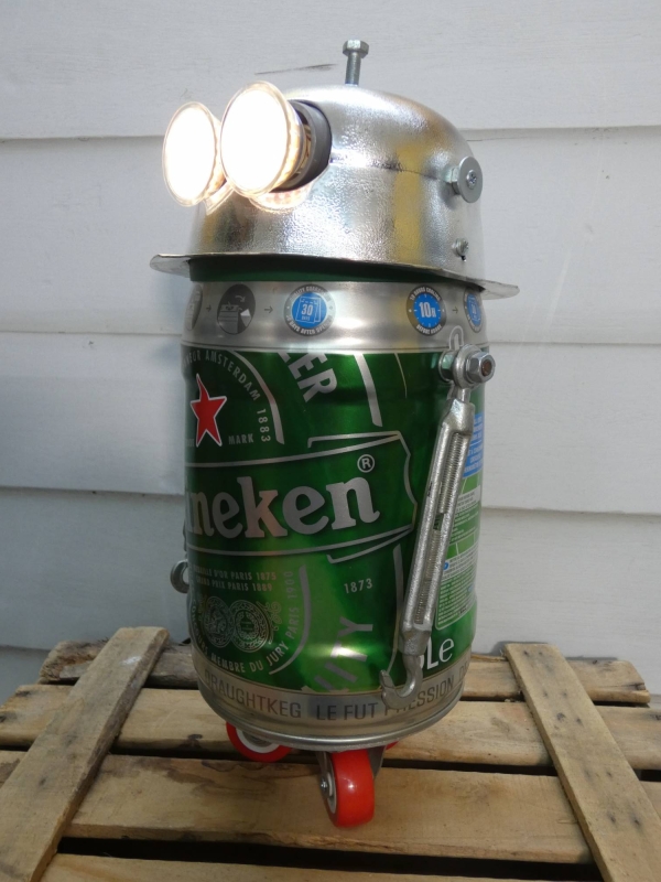 Escultura lámpara robot realizada con material reciclado, barril de cerveza, tensores, carcasa de dowligh y piezas varias de PVC y ferretería, ideal para cualquier tipo de decoración. MEDIDAS: Ancho 20 cm X Alto 45 cm 