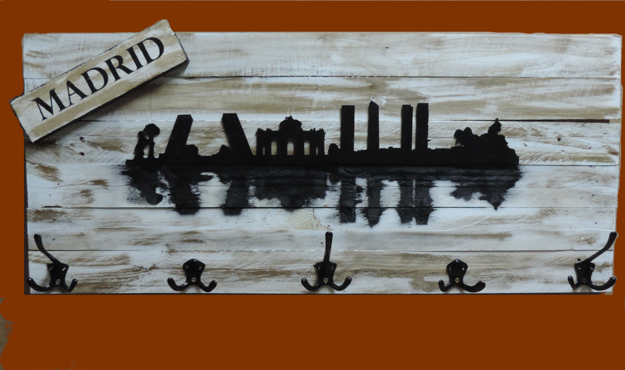 Perchero realizado con madera de palet reciclada dándole un efecto decoupé envejecido con skiline de Madrid cortado por laser y difuminado. MEDIDAS: Ancho 90 cm X Alto 39 cm (Consultar otros modelos de ciudades.)