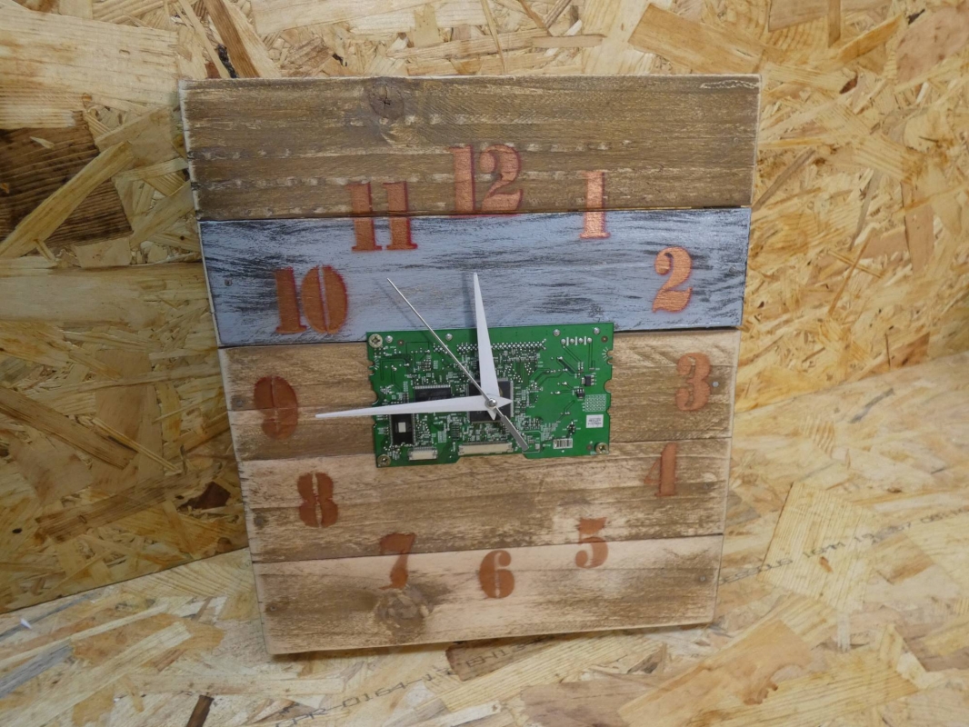 Reloj en madera reciclada de palets y circuito impreso también reciclado, haciendo un diseño industrial ideal para cualquier tipo de decoración. Medidas: 30x30cm.