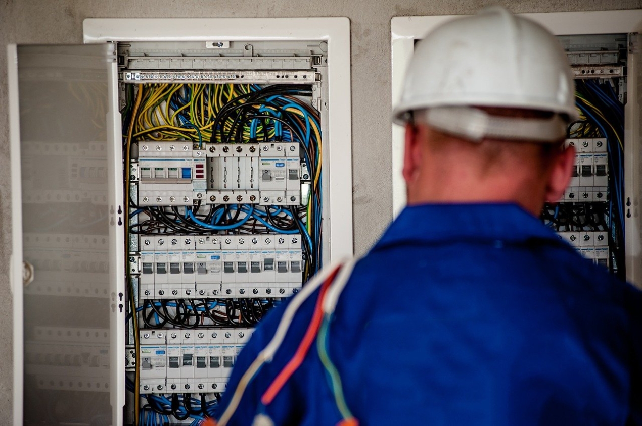 Instalador autorizado de electricidad, todo tipo de instalaciones, viviendas, negocios, industriales, comunidades, trabajos de todo tipo, iluminación, calefaccion, tomas de corriente, datos, internet, telefonía, antena, etc....